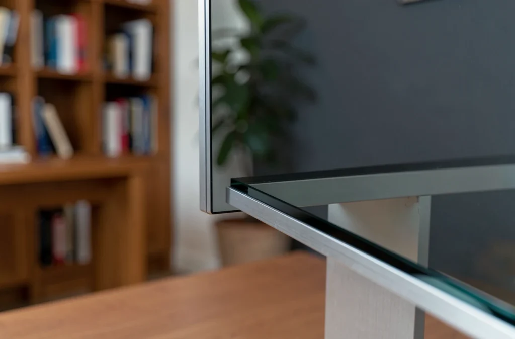 Gros plan sur le bord ultra-fin d'un écran OLED haut de gamme mettant en valeur la qualité de fabrication